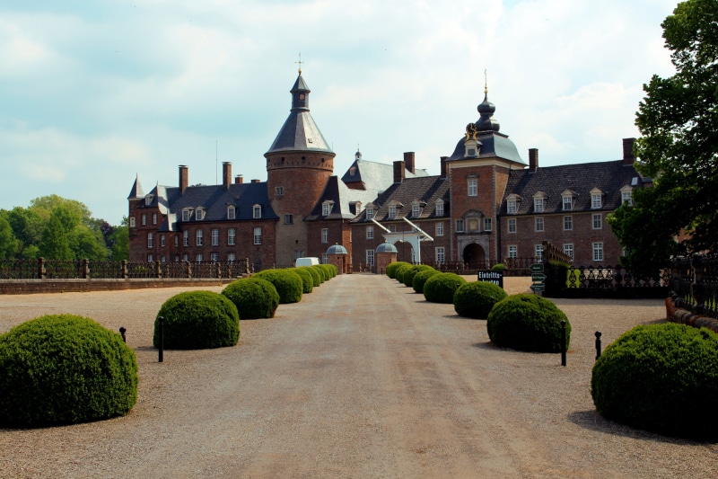 building, castle, brown, photography, architecture, germany, government, 5K, tower, historically, spire, hedge, isselburg, facade, driveway, nature, sky
