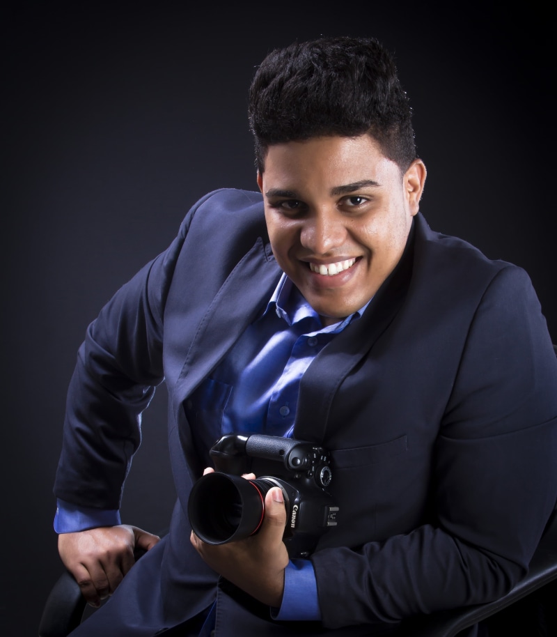 holding, photographer, black, clothing, smiling, seriously, indoors, young adult, professional occupation, filter, alegre, technology, notebook, one person
