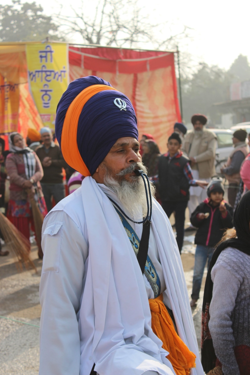 casual clothing, leisure activity, city, day, man, real people, outdoors, 5K, architecture, men, incidental people, clothing, sikh, lifestyles, turban