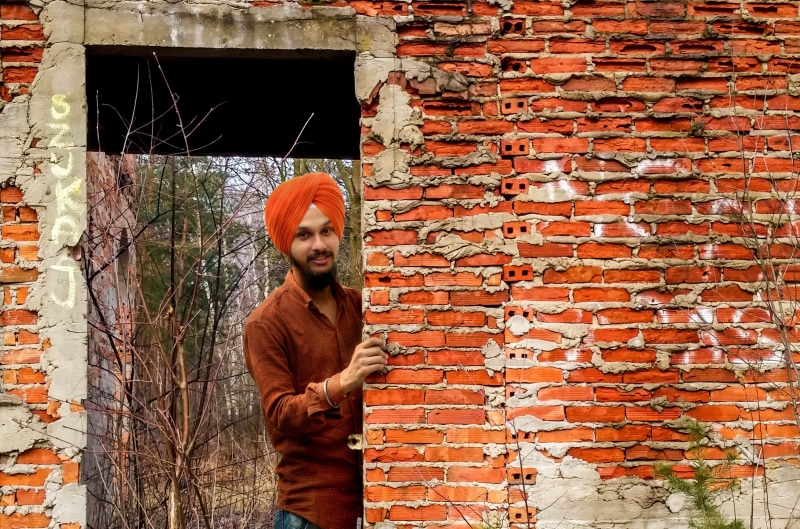 real people, culture, built structure, leisure activity, sardar ji, sikhism, sikh turban, smile, casual clothing, outdoors, front view, punjabi, brick