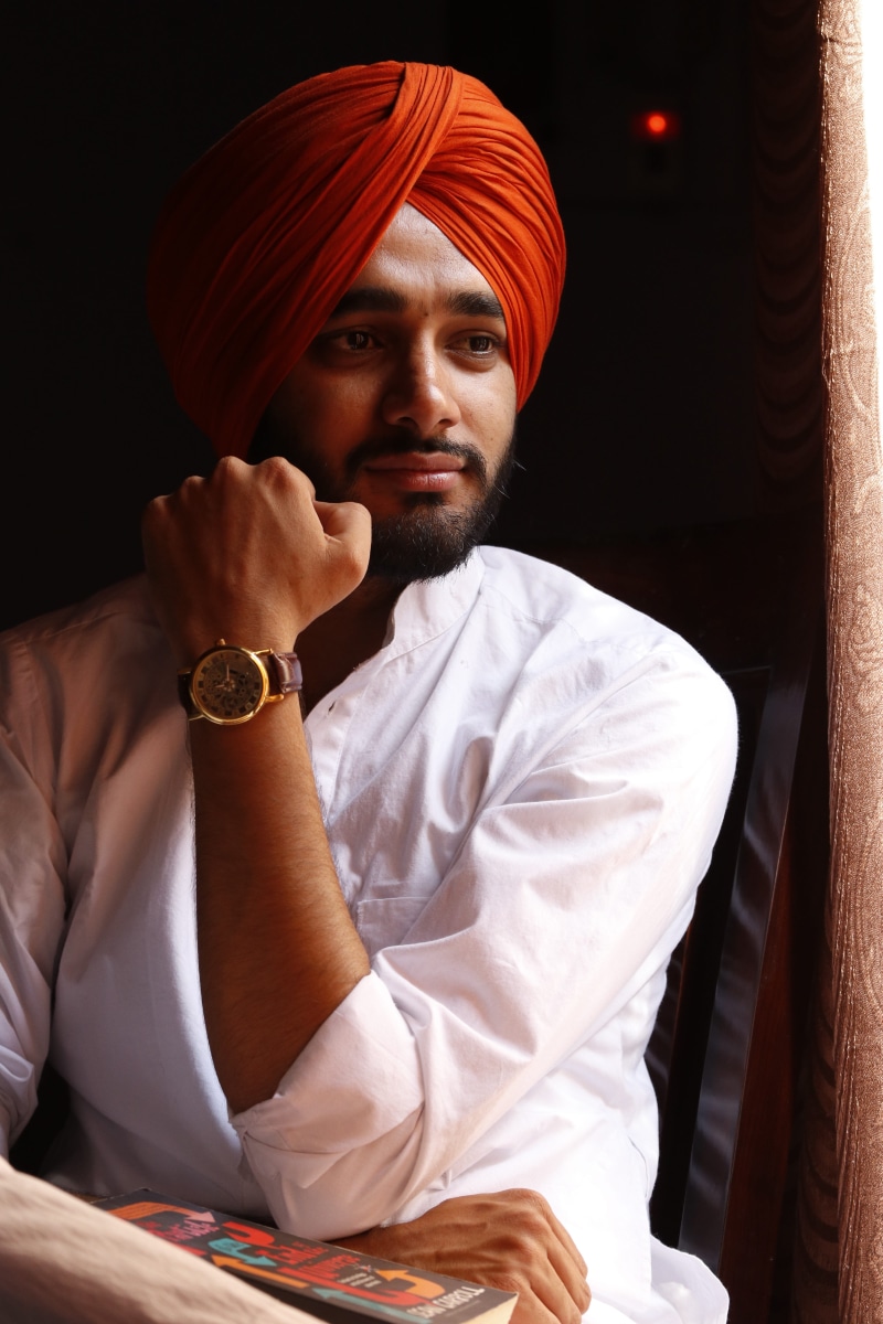 sikhism, young men, Turban, round, Sikh, religious, males, mature men, Man, relaxation, lifestyles, looking at camera, only men, people, studio, sitting