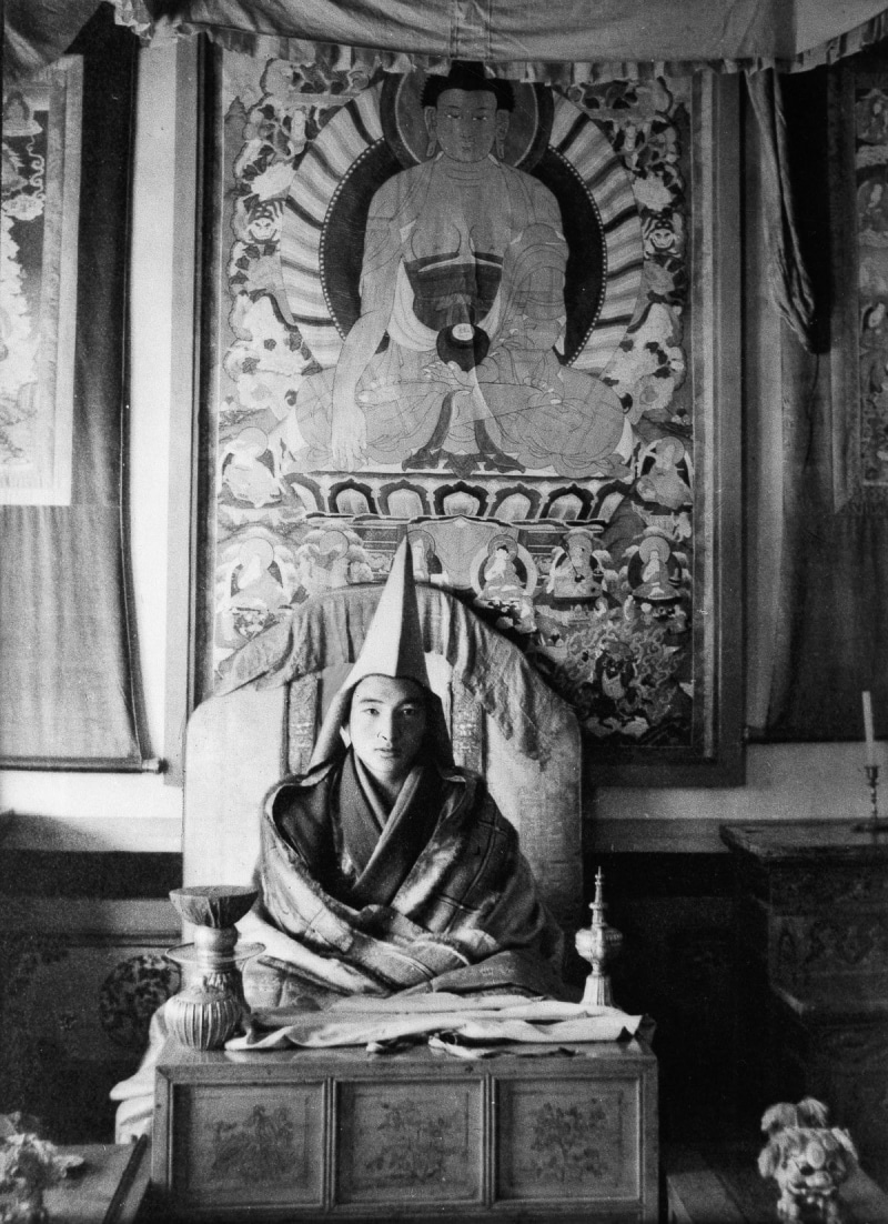 monastery, Tibet, men, 720P, history, hat, artwork, monochrome, Potala Palace, Buddha, painting, throne, monks, old photos, looking at viewer, Dalai Lama