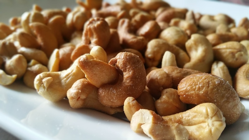 freshness, close-up, plate, large group of objects, roasted cashew nuts, selective focus, cashew, food and drink, focus on foreground, 2K, healty food