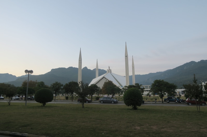 outdoors, building exterior, 5K, mode of transportation, faisal mosque, mosquée, environment, mountain, no people, tree, motor vehicle, grass, sky, clear sky