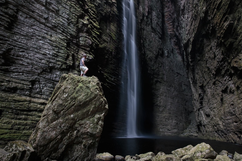 ba, outdoors, near, nature, man, waterfalls, dorp, brasil, river, rock, parque, da, waterfall, cliff, mountain, rock - Object, water, 720P, inha, chapada diamantina