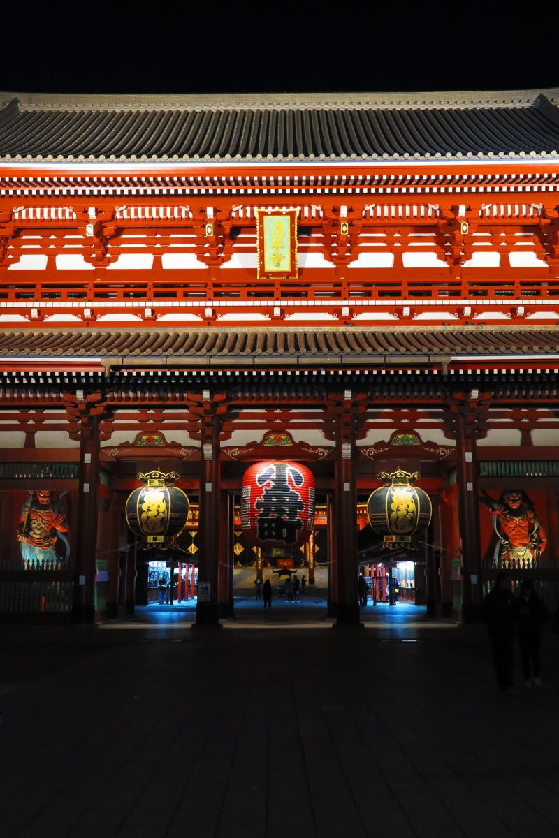 incidental people, outdoors, lighting equipment, tokyo, asakusa, illuminated, belief, lantern, building exterior, taitō, architectural column, group of people