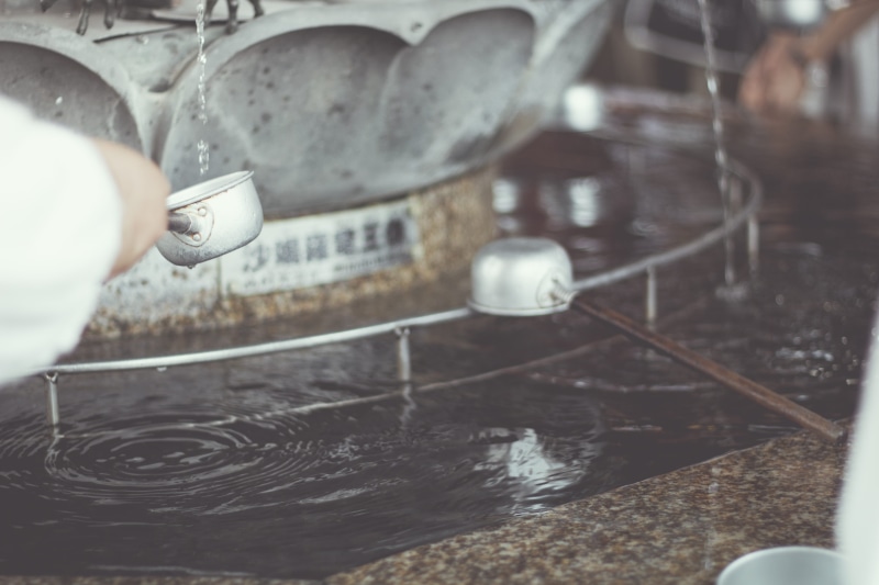 sensoji, water, body part, outdoors, ladle, human hand, lifestyles, real people, human limb, kitchen utensil, human body part, tokyo, sensō-ji, day, nature