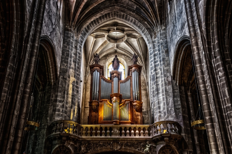 vault, architectural column, low angle view, architecture, altar, ceiling, day, 5K, interior, historically, church buildings, arch, arcade, belief, music