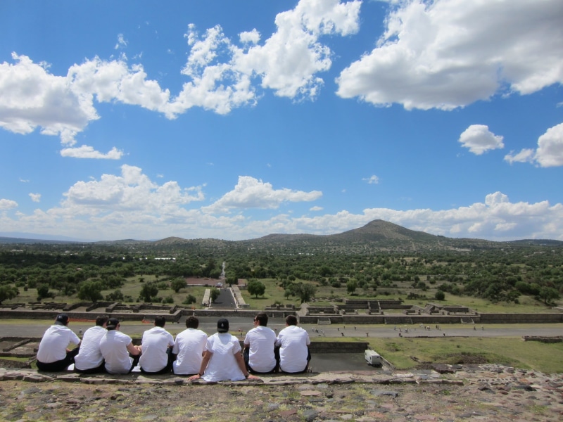 day, 1080P, rear view, teotihuacan, group of people, blue sky, mountain, women, nature, students, sitting, adult, beauty in nature, outdoors, crowd, environment
