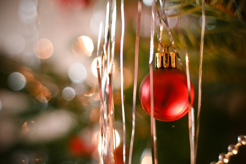 wineglass, lights, holidays, holiday - event, winter, wine, christmas lights, tree, december, close-up, Christmas Tree, focus on foreground, hanging, 4K
