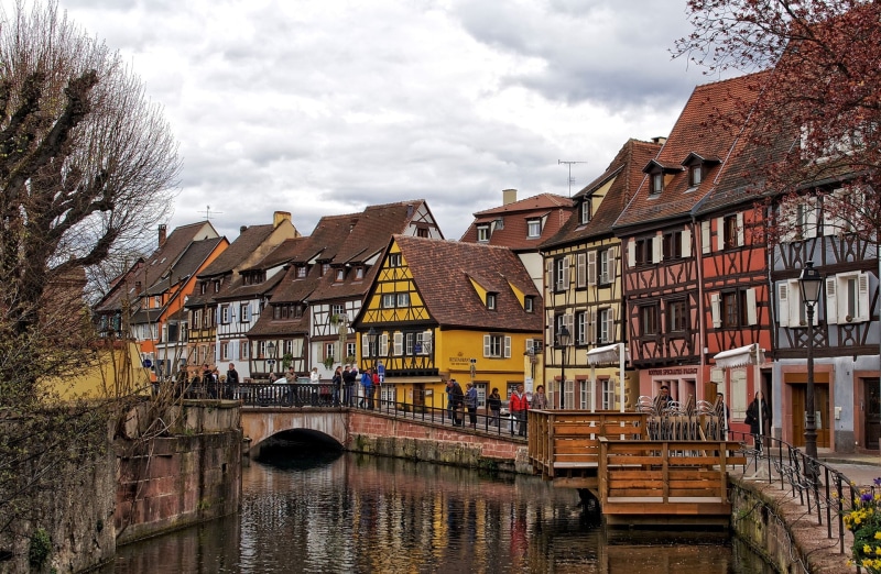 building, 1080P, Colmar, canal, architecture, travel destinations, house, outdoors, reflection, building exterior, built structure, transportation, footbridge