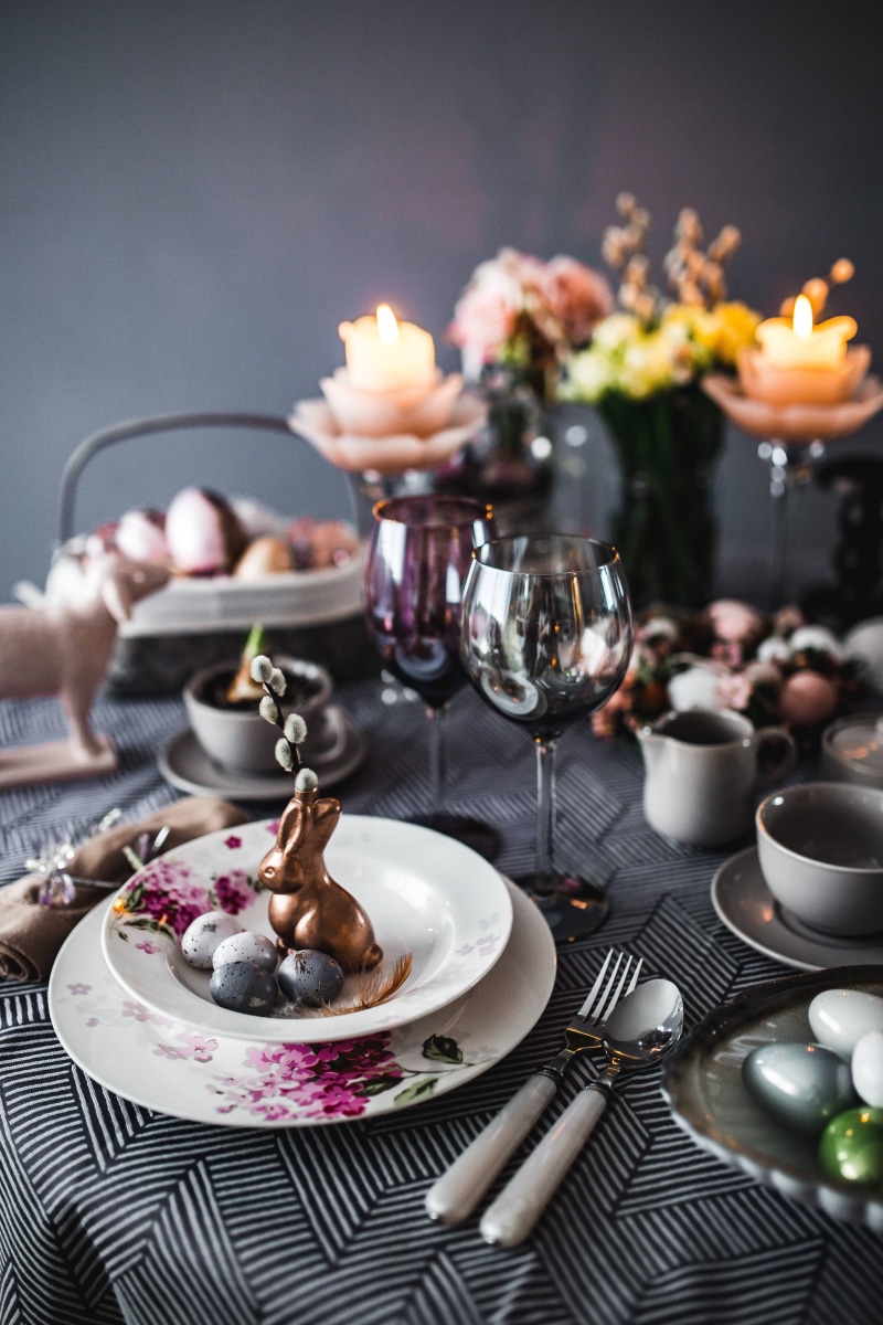 kitchen utensil, dining table, arrangement, gourmet, decorated, drinking glass, dessert, silverware, grey, dinner, wineglass, motifs, hand, wine, napkin