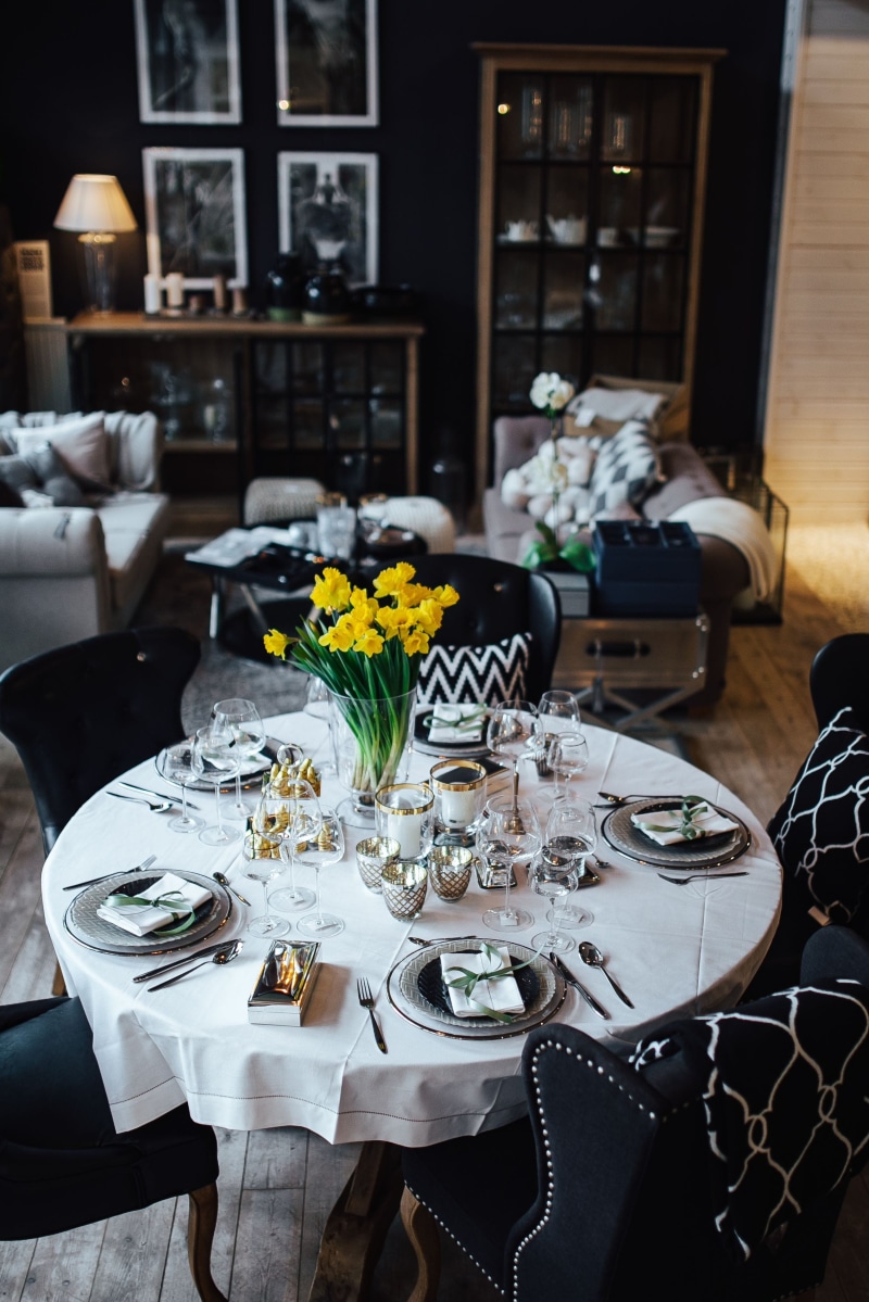 arranging, arrangement, decor, freshness, flower, no People, place setting, food and drink, silverware, luxury, tablecloth, lunch, indoors, decoration