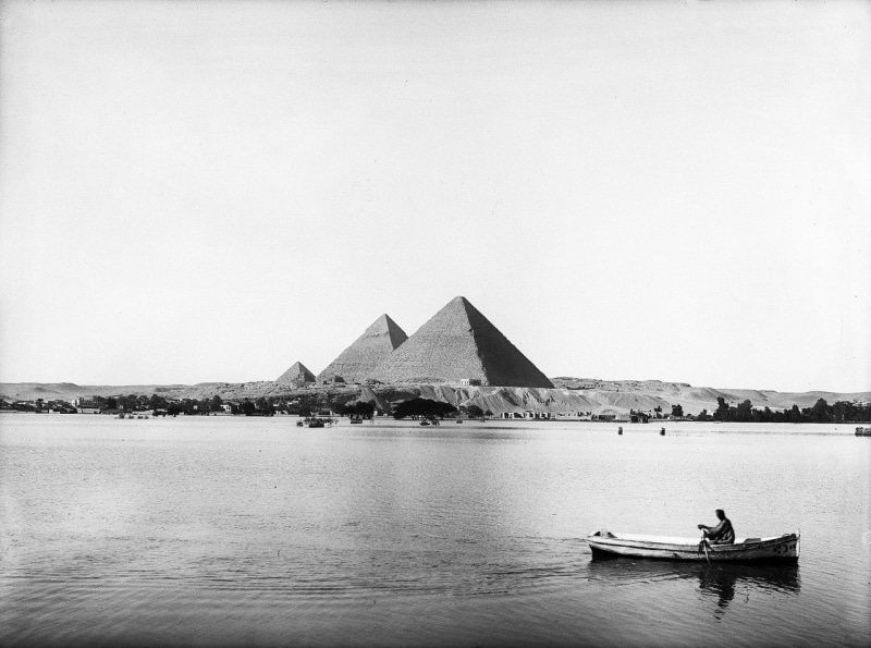 monochrome, history, boat, Nile, 720P, Egypt, pyramid, hills, water, flood, desert, men, old photos, architecture, trees, river, building, nature, landscape