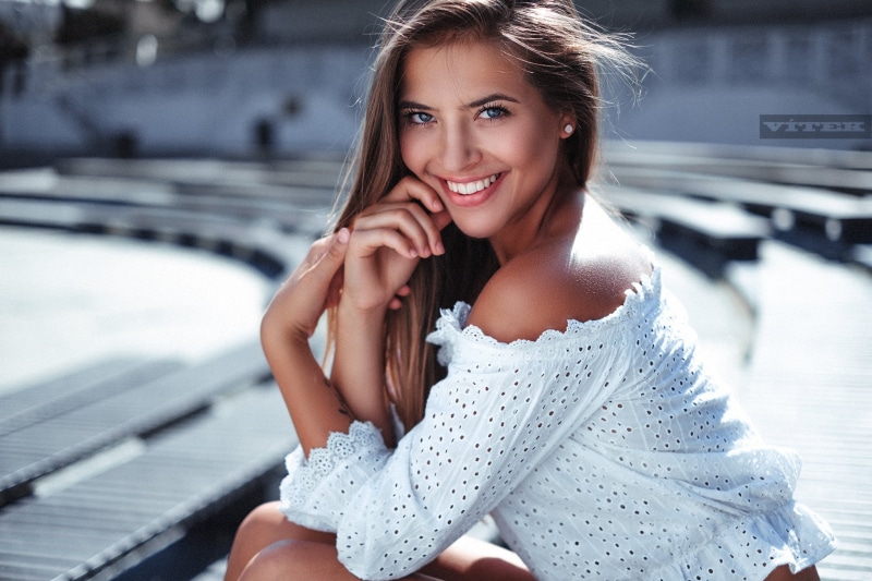 beautiful woman, sitting, looking at camera, emotion, cheerful, lifestyles, relaxation, portrait, beautiful people, brunette, casual clothing, women, adult