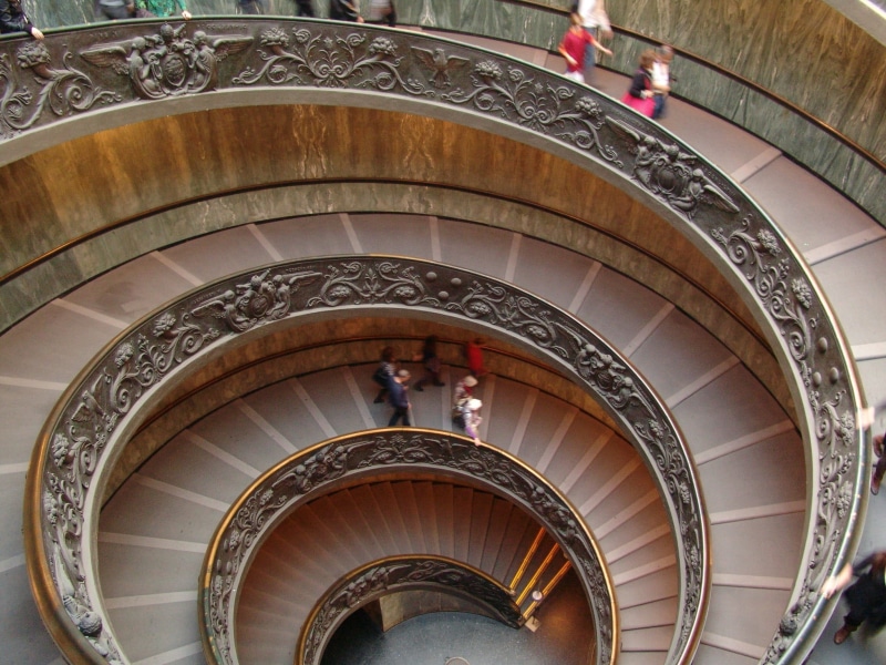 steps and staircases, built structure, 1080P, pattern, men, architecture, arch, rome, ceiling, spiral staircase, women, real people, staircase, museum