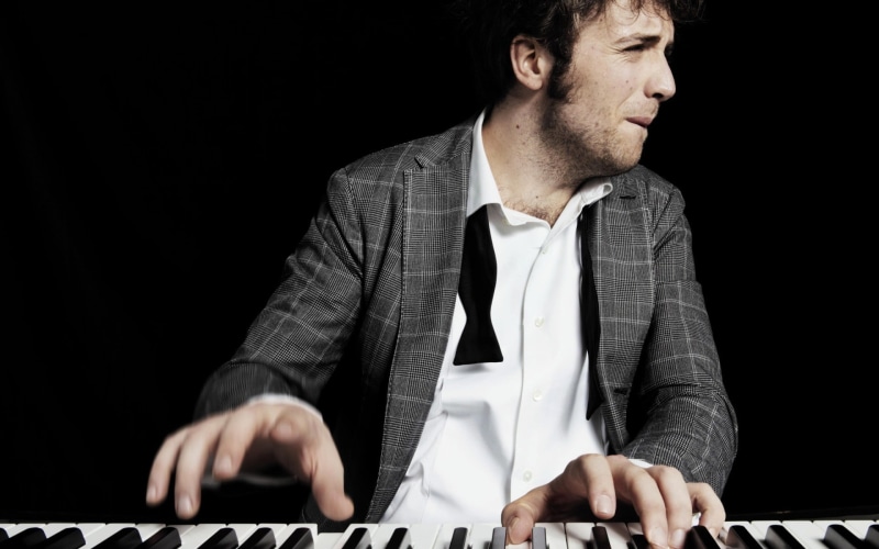 1080P, tie, Eurovision, fingers, piano, Italy, sideburns" , singer, male, Raffaele Gualazzi, Eurovision 2011