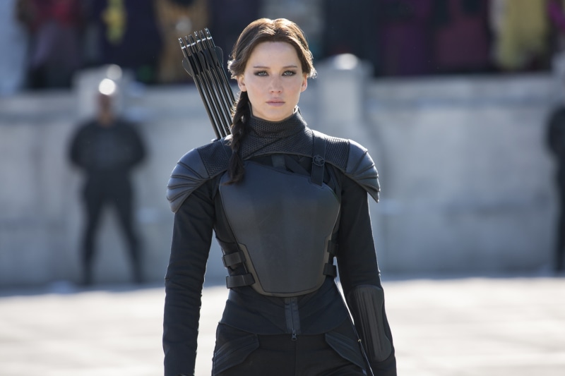 incidental people, lifestyles, city, architecture, young adult, three quarter length, leisure activity, one person, standing, beautiful woman, Jennifer Lawrence