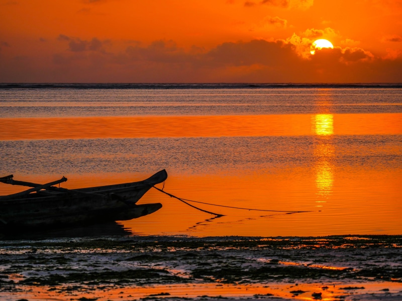 sea, sun, 5K, tranquil scene, sunset, transportation, mode of transportation, cloud - sky, beach, nature, idyllic, fishing industry, fishing boat, boat
