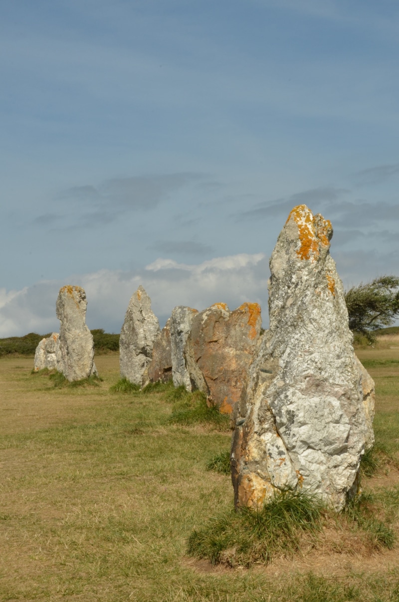 prehistoric Era, stone Material, Menhir, landscape, land, beauty in nature, stone Age, outdoors, stonehenge, day, cultures, cloud - sky, grass, ancient