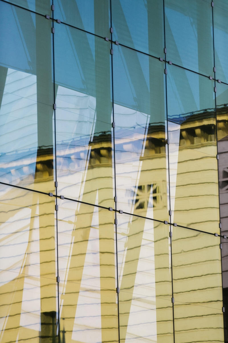 shiny, full frame, white, 5K, no people, glass, reflection, outdoors, office building exterior, architecture, office, low angle view, pattern, blue, sun