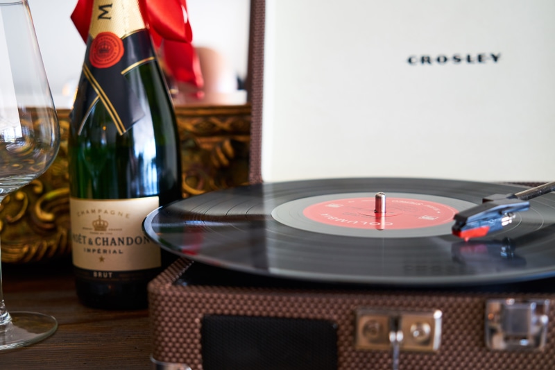 focus on foreground, needle, turntable, vintage, nostalgia, antique, celebration, old, musical instrument, analog, love, pickup, close-up, hear, indoors