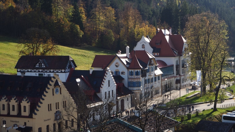 daytime, bayern, maroon, forest, history, Neuschwanstein, painted, white, Hohenschwangau, europe, architecture, Deutschland, schwangau, 4K, houses, near
