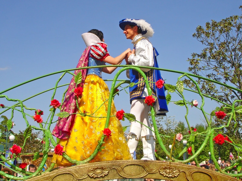 outdoors, 1080P, adult, plant, fairy tale wedding, nature, theme, people, tree, proposal, sunlight, snow white, man and woman, daytime, clear sky, belief