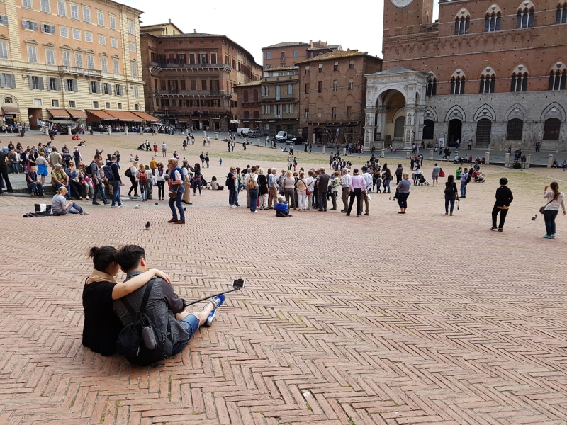 wide, siena, adult, women, leisure activity, old town, large group of people, history, outdoors, city, travel destinations, the past, lifestyles, building