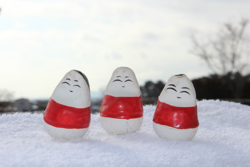 wintry weather, art and craft, no people, smiling, cold temperature, group of objects, winter, okiagari-koboshi, snowman, snowflake, representation, white color
