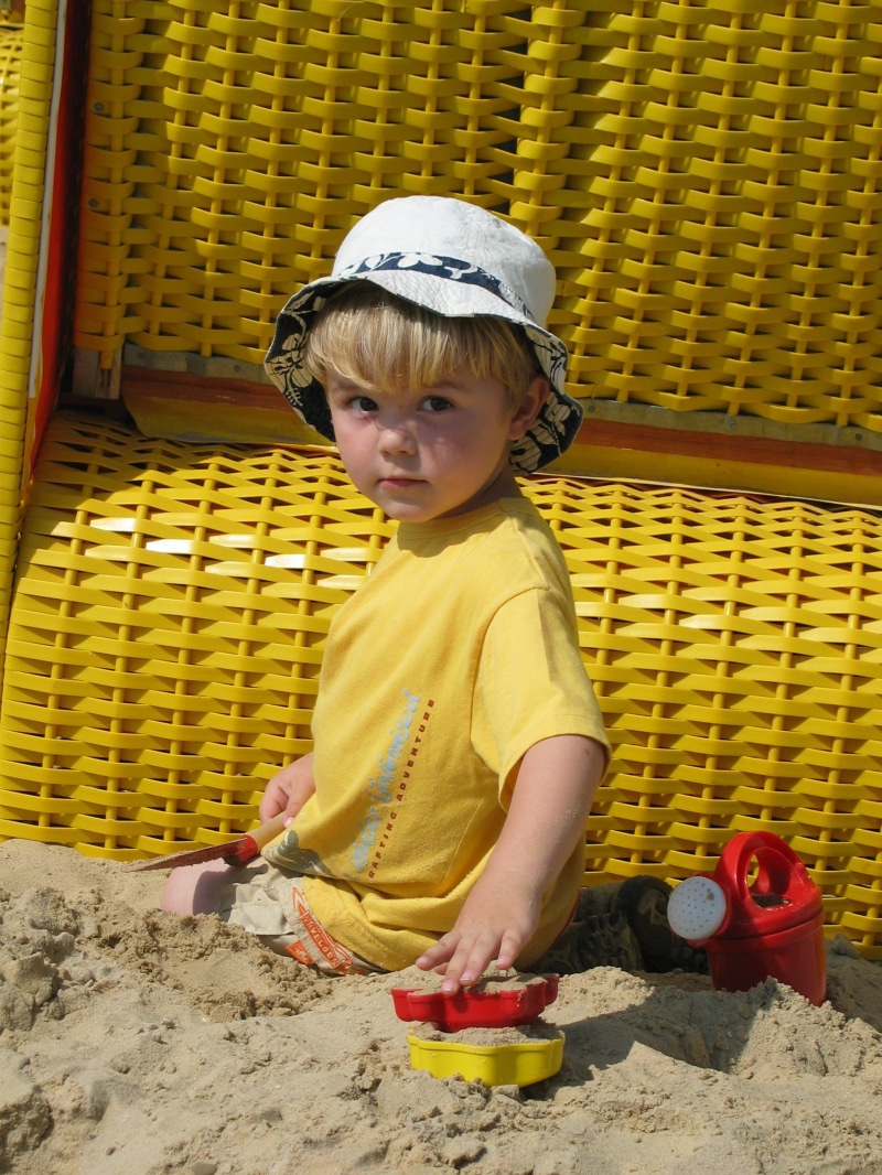 sand, casual clothing, sandalwood, Beach, to watch, leisure activity, Sand, yellow, real people, cute, day, outdoors, land, sand pit, beach, playing, full length