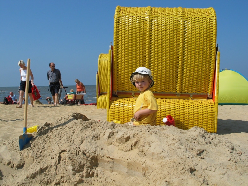 sea, holiday, north sea, males, sandburg, 1080P, nature, sky, boys, sand, girls, real people, females, women, outdoors, child, sandalwood, playing, incidental people