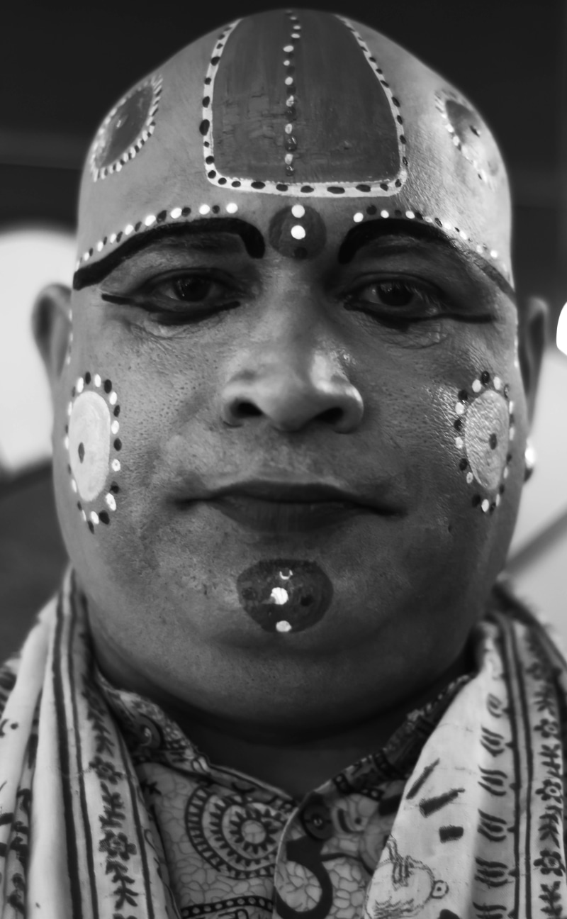 jewelry, bnw, human face, lifestyles, bandana, adult, males, culture, india, focus on foreground, close-up, serious, facial expression, rishikesh, people