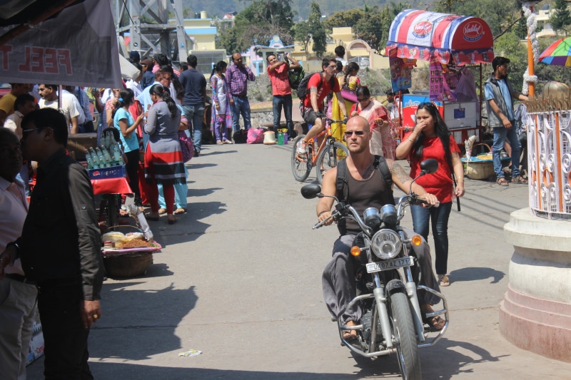 sunlight, lifestyles, outdoors, bike, men, architecture, smile, large group of people, city life, mode of transportation, road, 5K, city, women, rishikesh