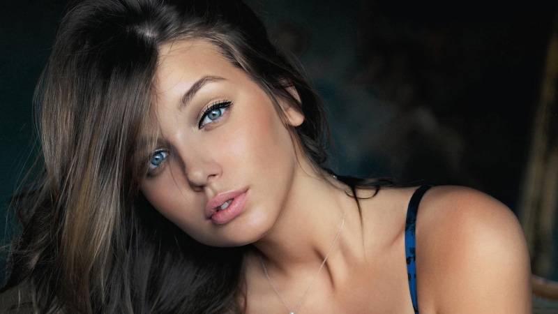 black background, one person, portrait, beauty, looking at camera, images of beautiful girl 1920x1080, women, front view, indoors, fashion, hair, beautiful people