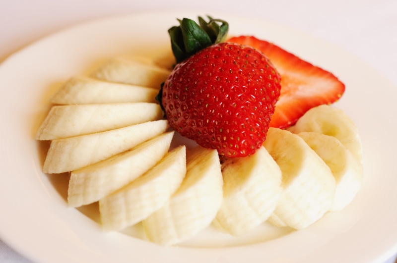 Jumeirah Essex House, room service, Bananas, 8G, berry Fruit, dessert, breakfast, ceramic plate, sweet Food, f/2, ceramic, hotel, New York, NIKON D90, NYC