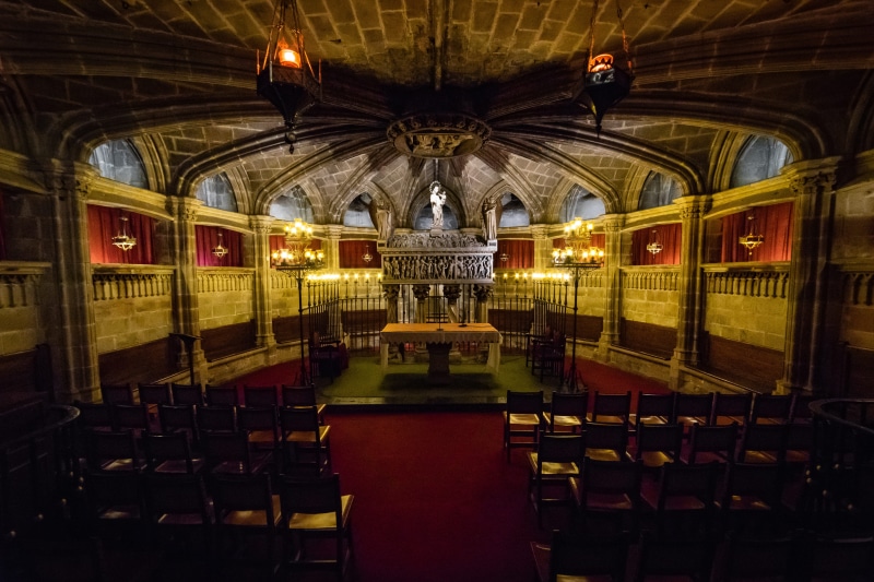town, built structure, ilce-7m2, urban, capella, religion, metropolis, illuminated, 5K, altar, interior design, representation, arch, aisle, spirituality