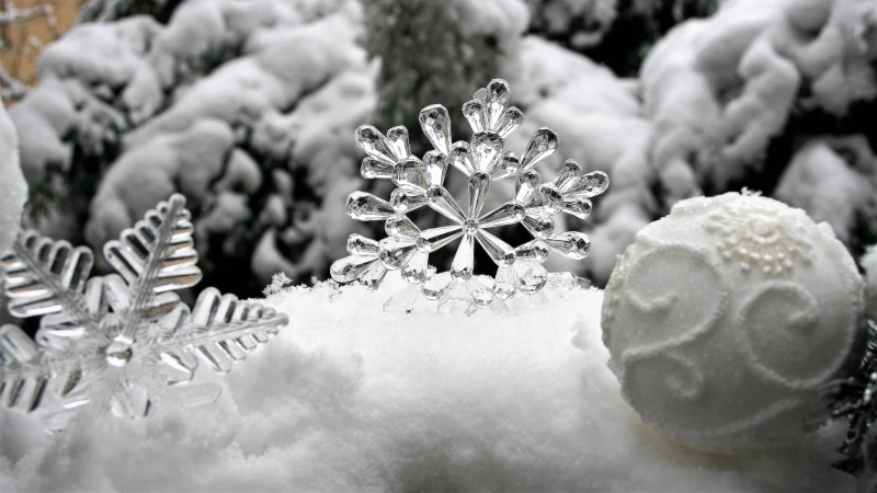 selective focus, indoors, ornaments, studio shot, snowflake, christmas baubles, holiday, flicker, merry christmas, desktop background, white color, close-up