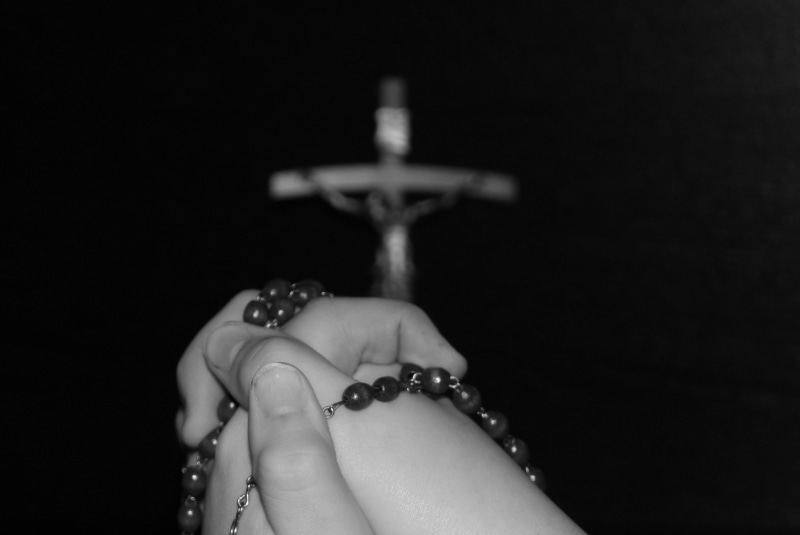 bracelet, pray, body part, rest, hand, human hand, pearl jewelry, finger, black background, human body part, 4K, hands, mourning, jewelry, faith, personal accessory