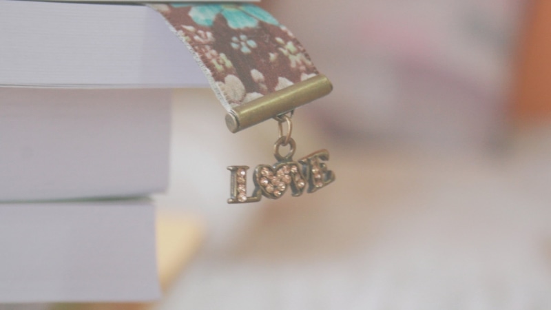 indoors, teal, still life, luxury, sign, celebration, wedding ring, gift, selective focus, day, house, hanging, life events, 1080P, jewelry, personal accessory