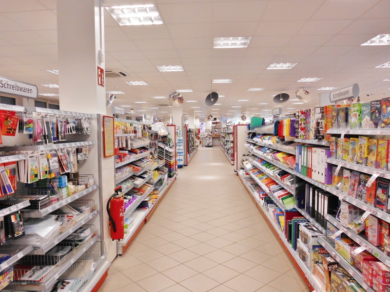 rack gear, groceries, rack, sb-market, supermarket, retail display, store, shelves, large group of objects, variation, customer, market, choice, electronics store