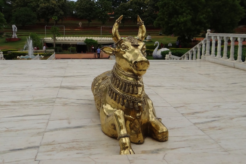 mammal, day, domestic animals, brasswork, railing, statue, nandi, outdoors, 4K, architecture, creativity, temple, ornate, human representation, park, no people