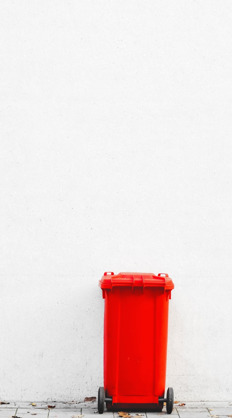 no people, still life, garbage, trash, single object, wall, wall - building feature, garbage bin, container, outdoors, 2K, white background, red, garbage can