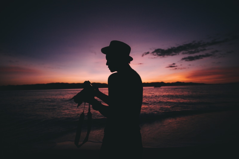 land, hat, sea, vignette, beauty in nature, human, sundown, standing, lake, sunrise, leisure activity, scenics - nature, photo, outline, shadow, lifestyles