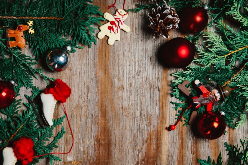 gift, christmas tree, table, christmas ornament, high angle view, amp, still life, Flatlay, holiday - event, photo, indoors, wood - material, red, Holidays