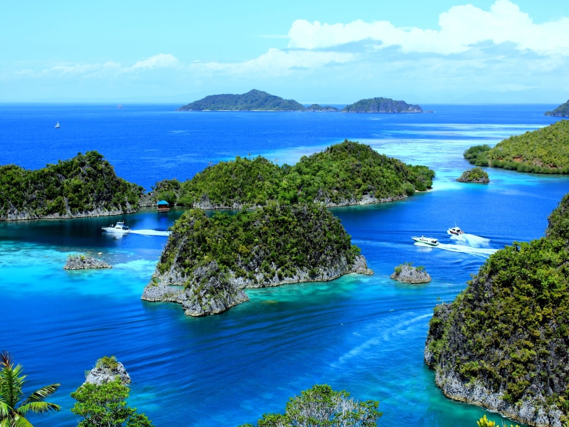 lake, water, no people, boats, raja ampat, beside, 4K, bay, horizon over water, outdoors, nautical vessel, beauty in nature, sea, waves, lagoon, cloud - sky