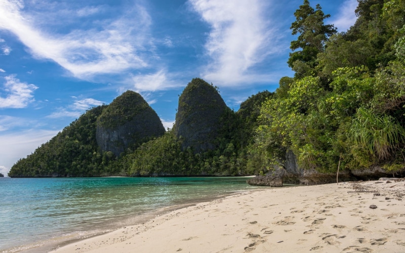 beach, island, cloud - sky, clouds, Indonesia, turquoise colored, 1080P, mountain, lagoon, no people, sky, tree, tropical, tranquil scene, tranquility