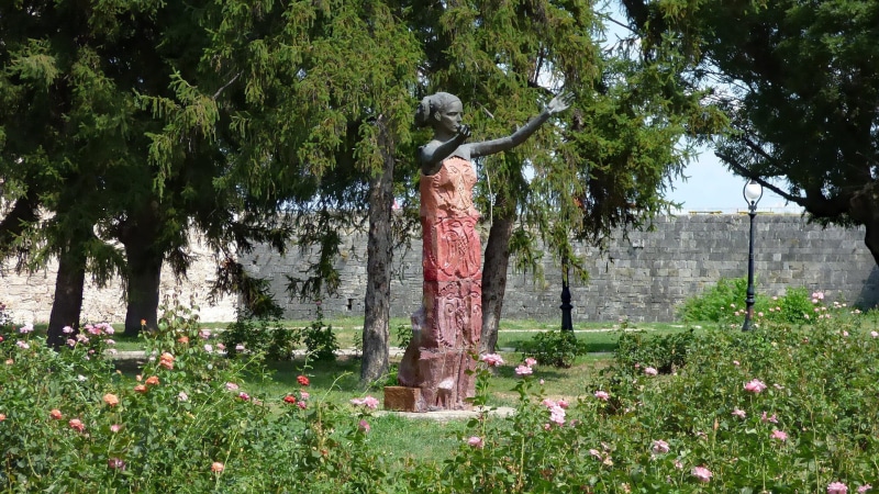 tree, tree trunk, outdoors, female likeness, flowering plant, fortress, 1080P, representation, flower, statue, art and craft, bulgaria, nature, plant