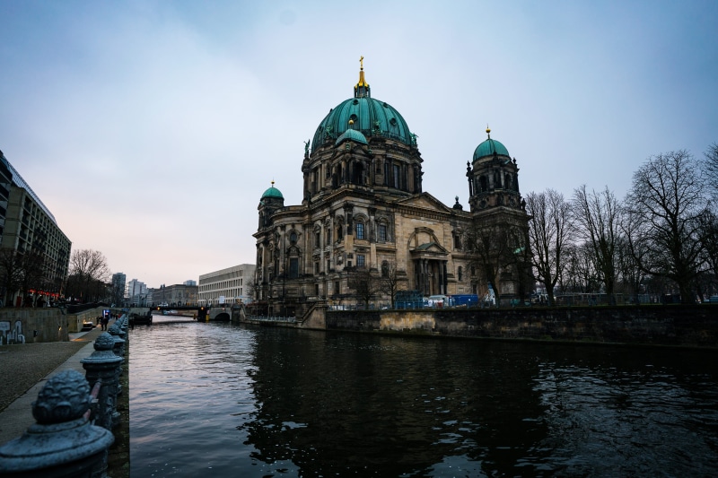 waterfront, cathedral, built structure, gray, berliner dom, river, tourism, 2K, building exterior, religion, church, place of worship, water, berlin cathedral