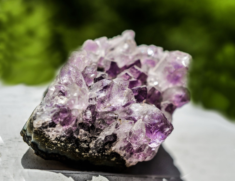 selective focus, photography, gem, macro, still life, crystal, ice, geode, precious gem, jewelry, stone, solid, metal Ore, purple, plant, stone - Object